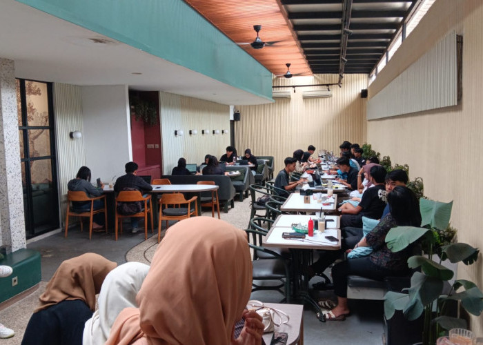 BARU TAHU! Ini Lima Alasan Mahasiswa Memilih Kafe sebagai Tempat Kerjakan Tugas Kuliah 
