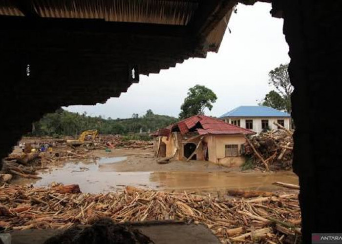 Hujan Deras Picu Banjir di Tujuh Kecamatan Tapanuli Tengah, Tim Gabungan Evakuasi Warga dengan Perahu Karet