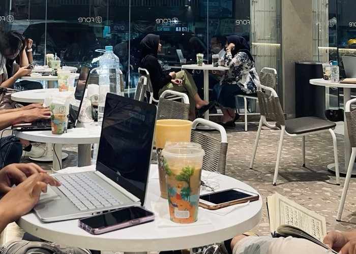 Kebiasaan Menghabiskan Waktu di Kafe untuk Belajar atau Bekerja