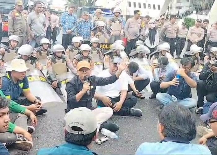 Meski Hujan Deras Aliansi Mahasiswa Provinsi Lampung Tetap Temui DPRD, Ini Tuntutannya