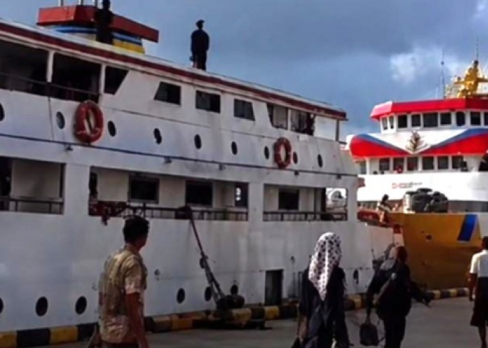 KM Permata Obi Tabrak KM Queen Mary di Pelabuhan Jailolo akibat Angin Kencang
