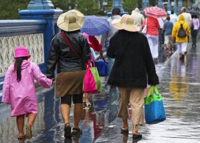 Cuaca Buruk Landa Bandar Lampung, Sejumlah Aktivitas Warga Terhambat