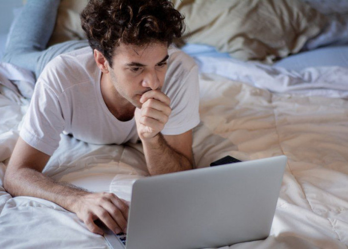 Hentikan Sekarang! 5 Bahaya Fatal Menaruh Laptop di Atas Kasur yang Jarang Disadari