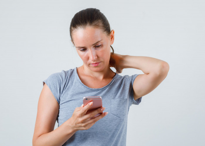 Awas 'Text Neck Syndrome': Efek Buruk Sering Menunduk Main HP dan Cara Peregangan Daruratnya