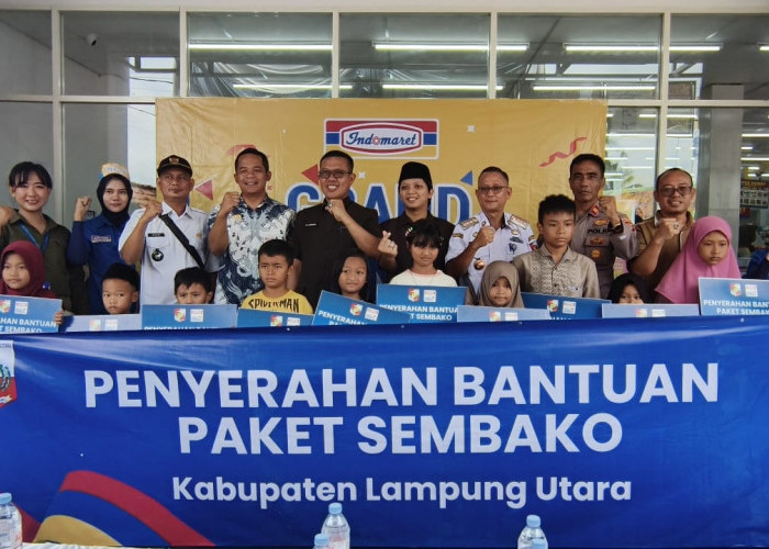 Indomaret Salurkan 100 Paket Sembako untuk Warga Bumi Restu di Momen Grand Opening
