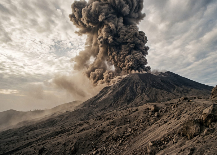Ancaman Abu Vulkanik dan Lahar Hujan: Warga Flores Timur Diimbau Jauhi Radius 5 Km Gunung Lewotobi Laki-laki