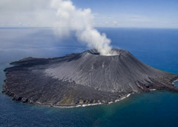 Gunung Anak Krakatau Masih Berstatus Siaga, Asap Kawah Capai 100 Meter