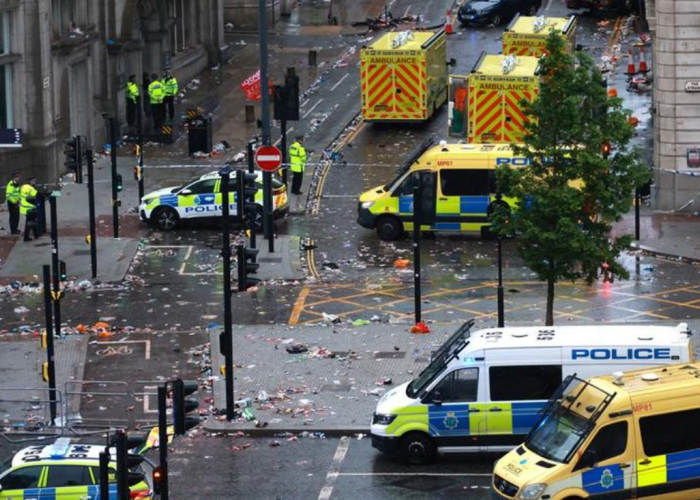 Perayaan Gelar Liga Inggris Liverpool Diwarnai Tragedi, Dunia Sepak Bola Bersatu Dalam Duka