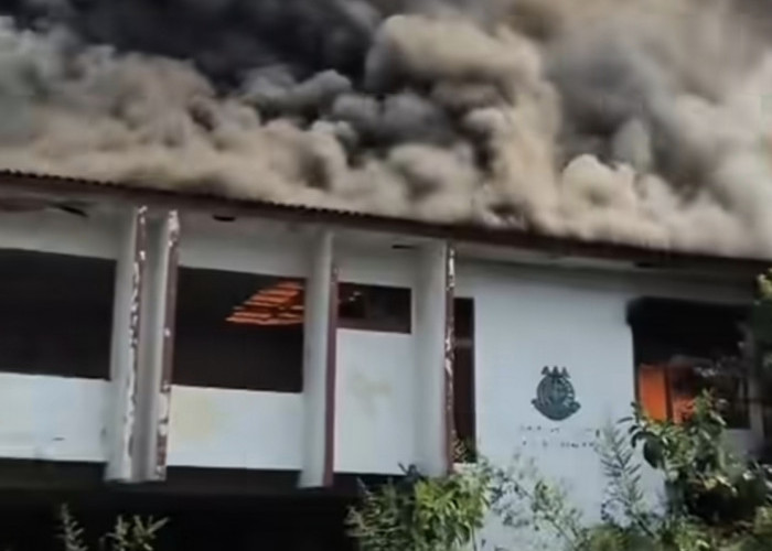 Gedung Bekas Kantor Kejari Bandar Lampung Terbakar, Diduga Akibat Bakar Sampah