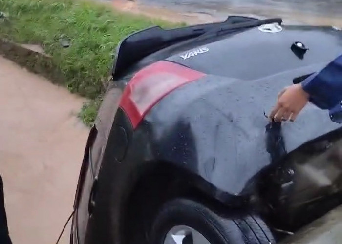 Terobos Banjir di Bandar Lampung Hingga Mobil Masuk Drainase, Seorang Penumpang Meninggal Terbawa Arus