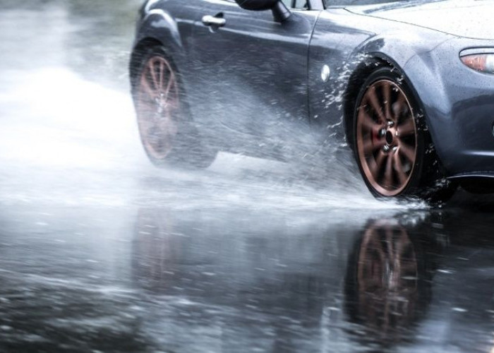 Awas Aquaplaning! Ini Cara Merawat Ban Mobil Saat Musim Hujan
