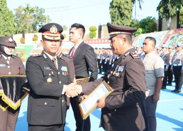 Hari Bhayangkara ke-80, Kapolres Tanggamus Beri Penghargaan kepada 27 Personel Polri dan 6 Warga Berprestasi