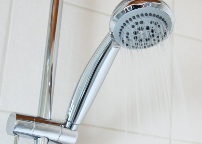 Ternyata Membasahi Kaki Sebelum Mandi Bisa Cegah Risiko Fatal, Ini Penjelasannya!