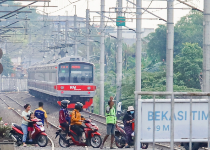 Hamad, Penjaga Perlintasan Kereta di Bekasi yang Mengabdi Selama 26 Tahun