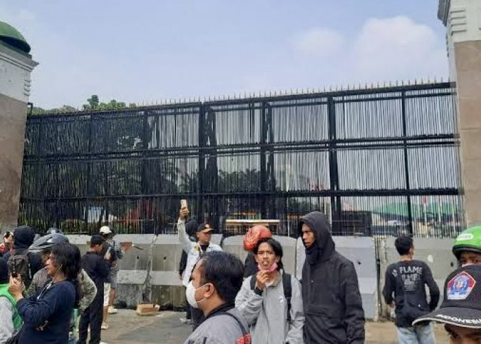 Pagar DPR Dipasangi Beton dan Dilumuri Oli, Berlawanan dengan Ucapan Puan