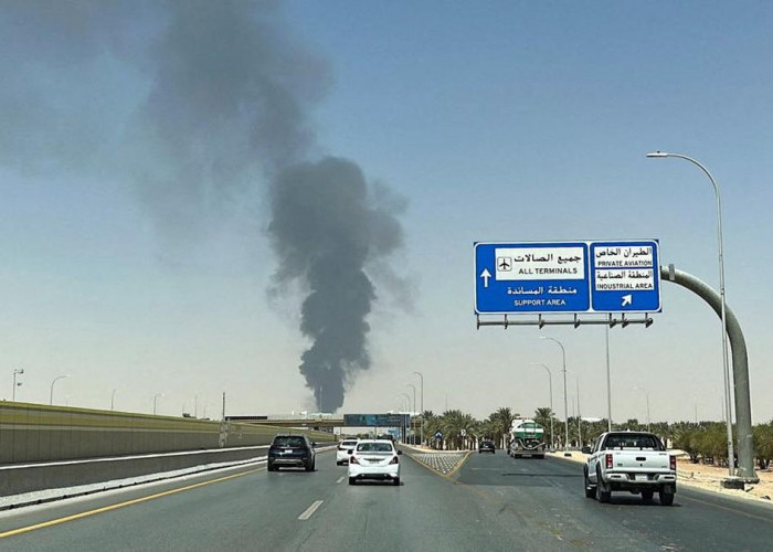  Pesawat Saudia Terbakar di Bandara Riyadh, Diduga Terkena Pecahan Rudal