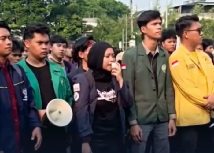 Mahasiswa BEM SI Geruduk Gedung DPR MPR, Desak Revisi UU Sisdiknas hingga Pendidikan Gratis