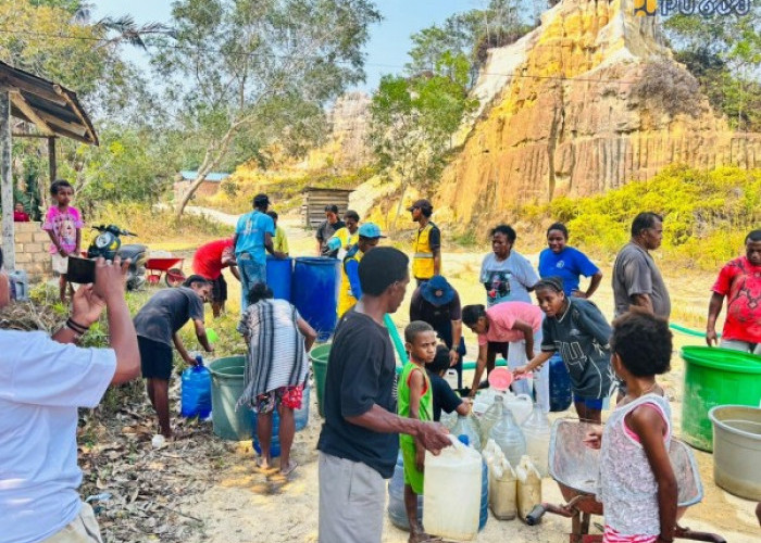Kementerian PU Salurkan 136 Ribu Liter Air untuk Warga dan Penanganan Karhutla di Sorong