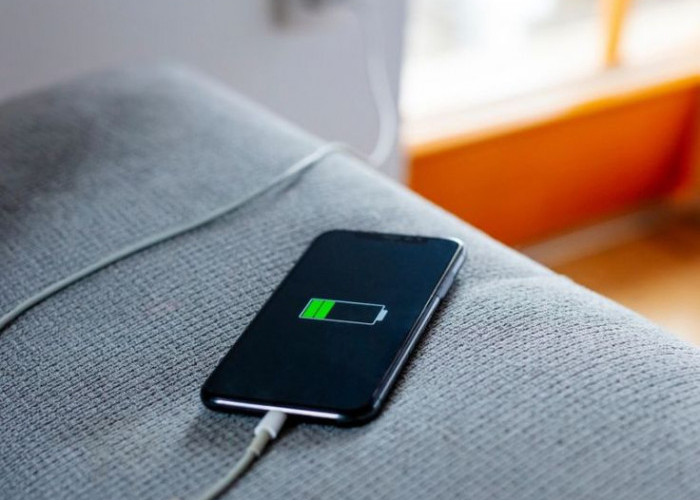 Kebiasaan Charger HP Semalaman yang Perlu Diwaspadai