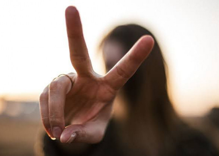 Hati-Hati! Pose Dua Jari di Turki Bisa Bikin Masalah, Ini Alasannya