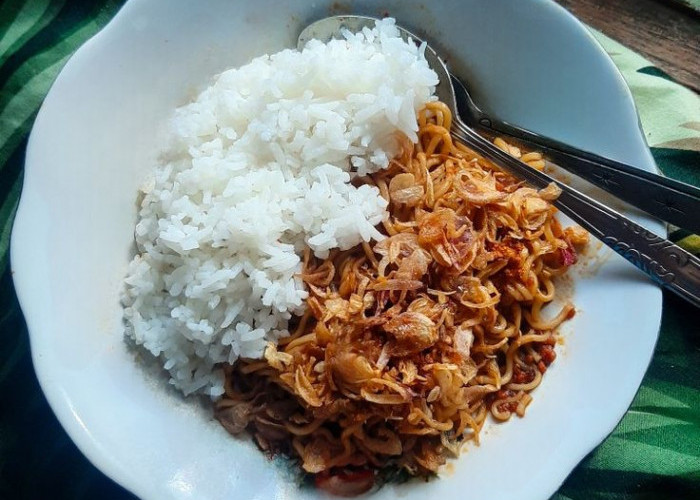 Kenyang Sih, Tapi Bahaya! Ini 5 Risiko Kesehatan Makan Mi Instan Campur Nasi yang Jarang Disadari