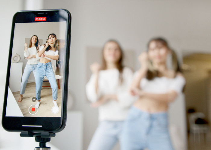 Mengapa Semua Orang Sekarang Ingin Viral? Ketika Popularitas Menjadi Peluang di Era Digital