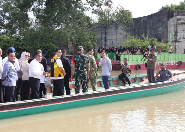 Susuri Sungai Naik Perahu Ketek, Wapres Gibran Pantau Langsung Proyek Jembatan Rp96 M di Lampung Timur