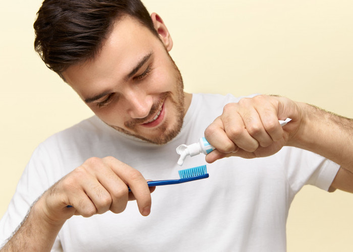 Sering “Huek” Tiap Sikat Gigi Pagi? Bukan Masuk Angin, Bisa Jadi Ini Penyebabnya!