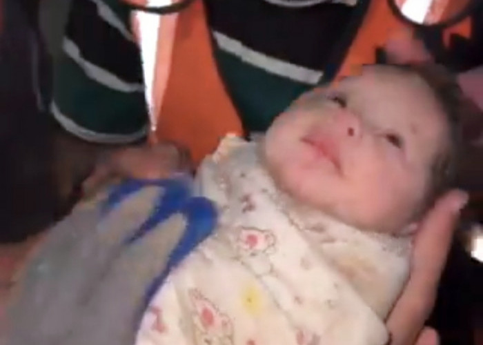 Subhanallah, Video Penampakan Bayi yang Terkubur Reruntuhan Selamat 