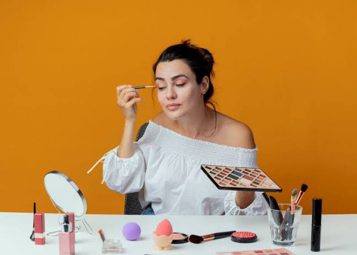 Sering Tidur Masih Pakai Makeup? Hati-Hati, Bisa Picu Infeksi Mata dan Masalah Kulit