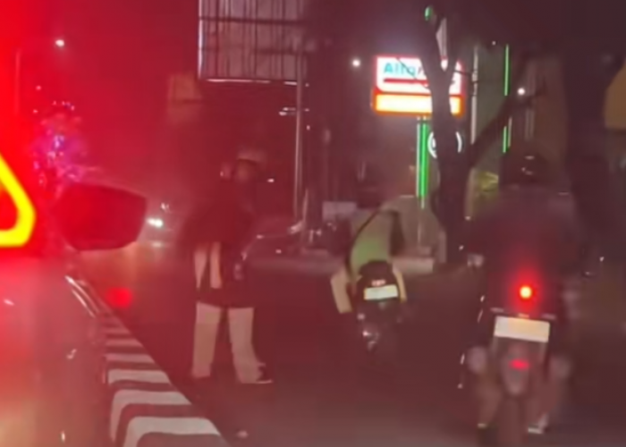 Viral! Perempuan Berani Hadang Pemotor Lawan Arah di Bandung, Aksinya Jadi Sorotan