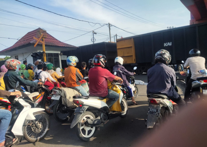 Mengapa Kereta Babaranjang Kerap Berhenti Di Perlintasan Jalan Sultan Agung Bandar Lampung? 