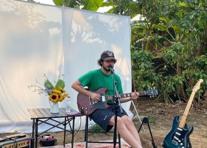 Bikin Iri Sejagat Maya, Rex Orange County Gelar Konser Dadakan di Halaman Rumah Fans di Bekasi