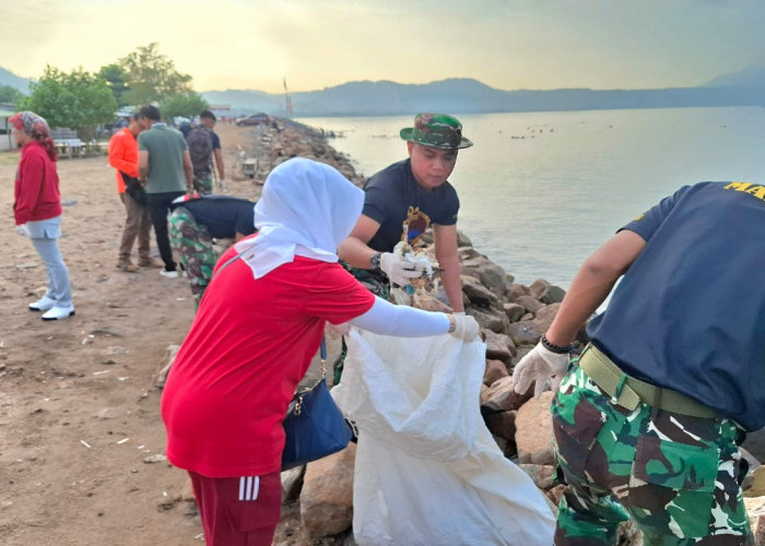 Sinergitas Brigif 4 Marinir/BS  - Komunitas Renang Antar Pulau Bersih Pantai Sambut HUT RI ke-79