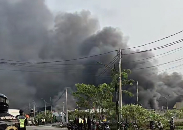 Puluhan Gudang di Kosambi Tangerang Terbakar, Sejumlah Bangunan Ambruk