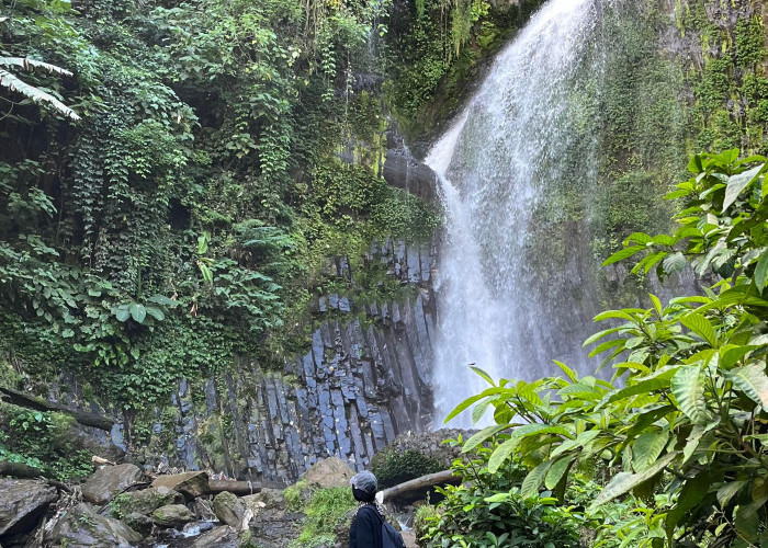 Menjelajahi Surga Tersembunyi di Air Terjun Lembah Pelangi Tanggamus