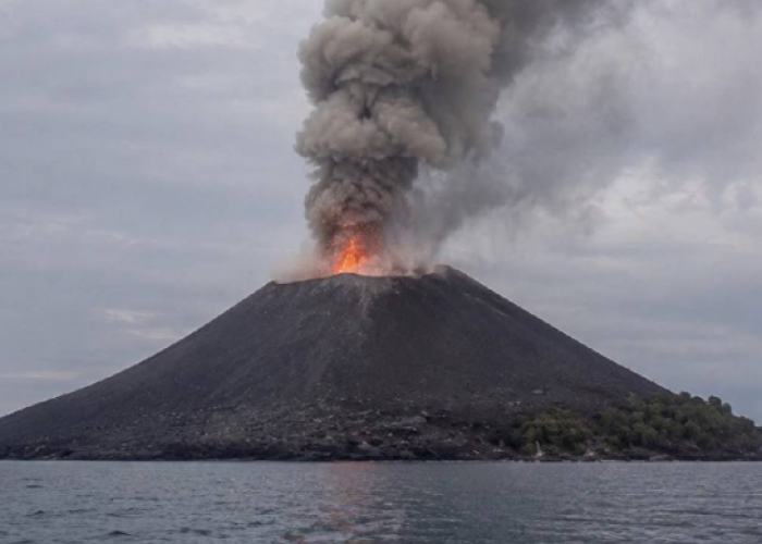 Abu Vulkanik Gunung Anak Krakatau Terpantau hingga 6.000 Kaki, Bergerak ke Selatan-Barat Daya
