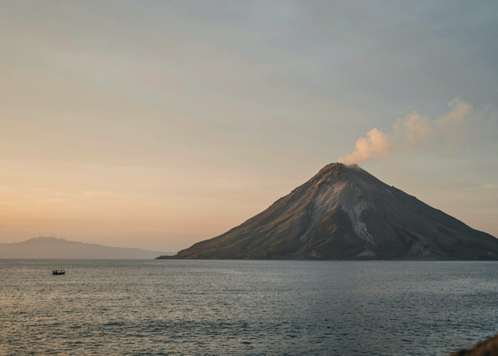 Abaikan Zona Bahaya 3 Kilometer, Puluhan Wisatawan Kedapatan Mendaki Gunung Anak Krakatau yang Berstatus Siaga