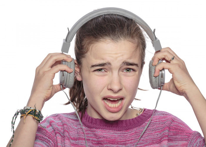Dampak Terlalu Lama Menggunakan Headset bagi Kesehatan Telinga