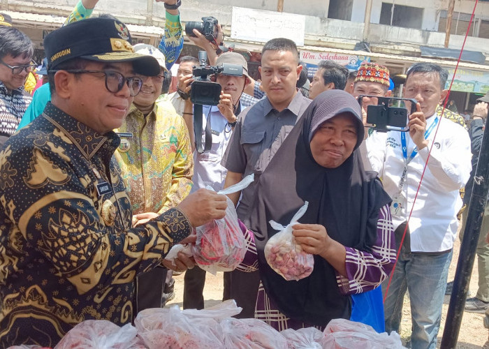 Pj Gubernur Lampung Tinjau Gerakan Pangan Murah di KTM Mesuji Timur