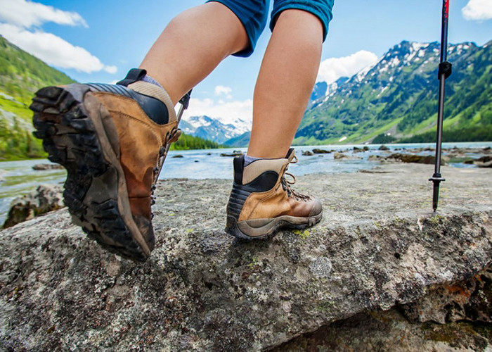 Mau Mendaki Gunung Pakai Sepatu Lari? Ini Risiko yang Perlu Diketahui