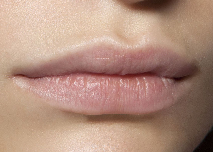 Tanpa Disadari, Kebiasaan Ini Diam-Diam Bisa Membuat Bibir Menghitam