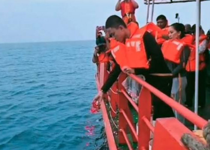 Pencarian di Hentikan, Keluarga Jurnalis Yudhistiro Pranoto, dan Keluarga Jurnalis Lainnya Tabur Bunga di Sela
