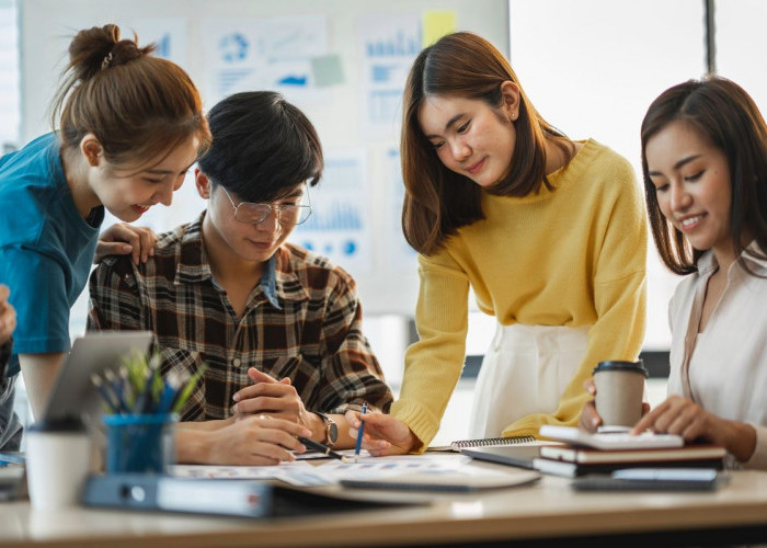 Terlalu Fokus pada Ponsel Saat Berkumpul, Kebiasaan Ini Bisa Merusak Momen Kebersamaan