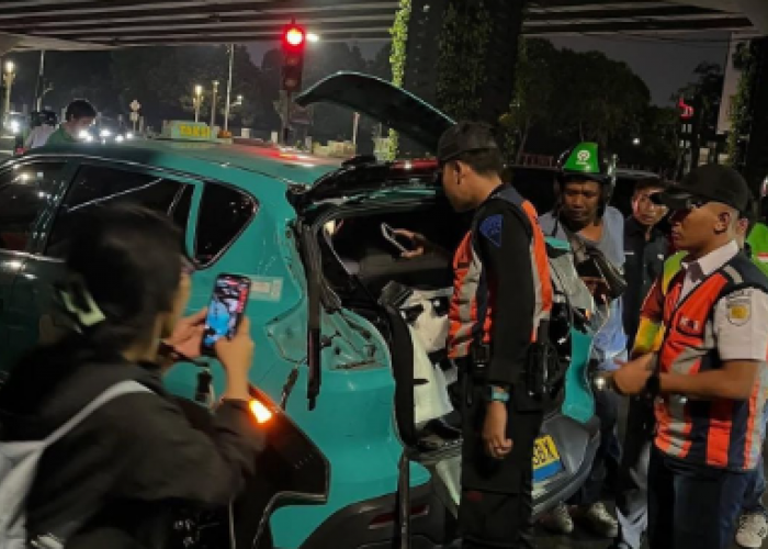 Taksi Listrik Terserempet KRL di Perlintasan Stasiun Karet
