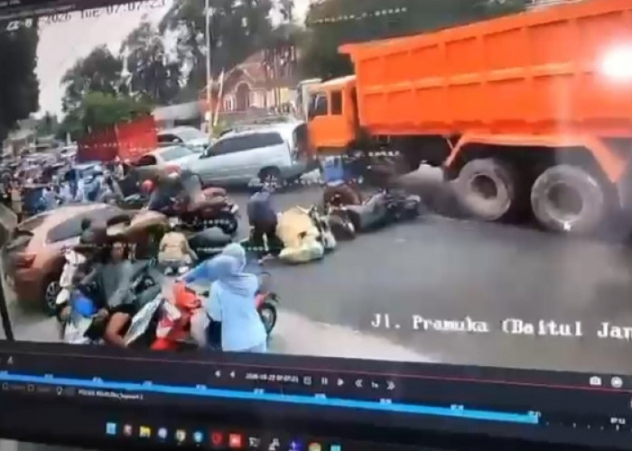 Detik-detik Dump Truk Rem Blong Tabrak Mobil – Motor dan Lindas Warga Di Jalan Pramuka