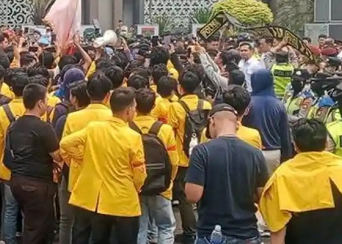 Kabut Asap Bikin Resah, Ratusan Mahasiswa Unsri Geruduk Kantor Gubernur Sumsel