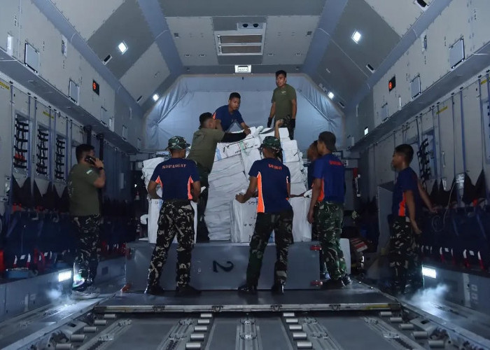 Hari Ke-13 TNI Salurkan 946,923 Ton Bantuan untuk Korban Gempa NTT