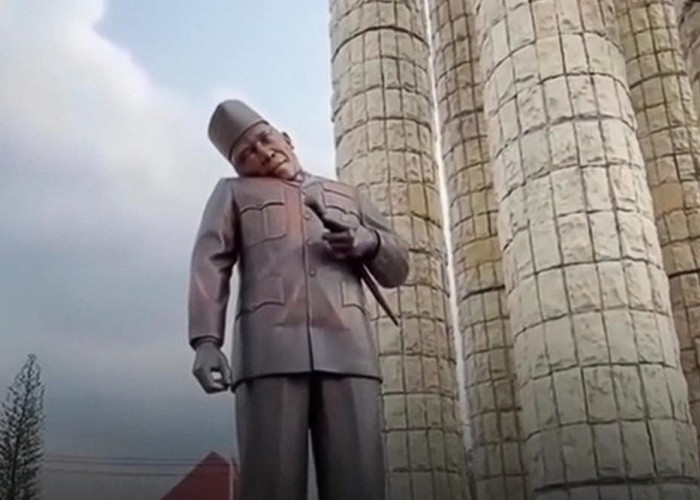 Viral! Patung Soekarno di Indramayu Miring Akibat Tenda Roboh 