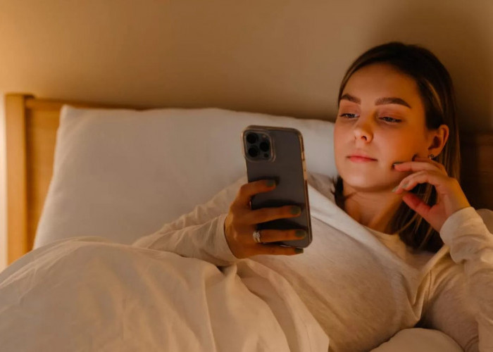 Tren Scrolling Sampai Ketiduran Mulai Banyak Dialami Anak Muda, Ahli Sebut Bisa Ganggu Memori Otak